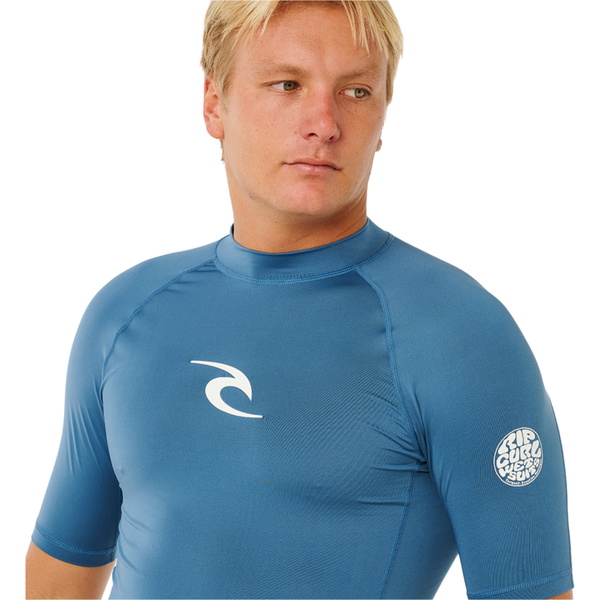 2026 Rip Curl M&auml;nner Waves UPF Performance Kurzarm-Lycra-Weste 16MMRV - Bluefin